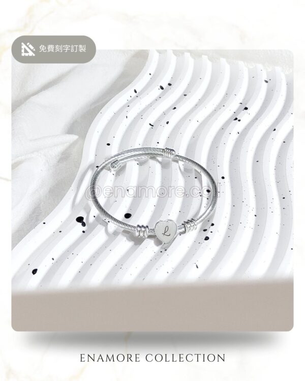 砂面心形個性化鈦鋼手環｜Tender Heart - Engraved Heart Steel Bangle：圖片 3